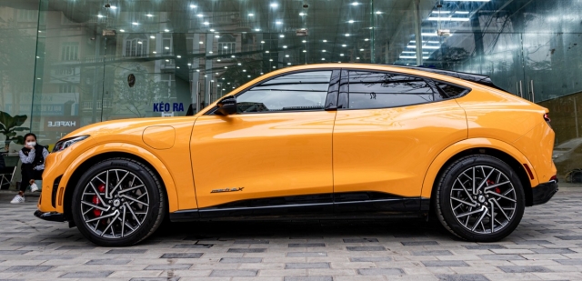 Xe điện Ford Mustang Mach-E chấp nhận bán