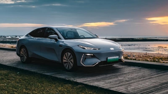Geely Galaxy E8 - Sedan điện hạng sang của hãng xe vừa vào Việt Nam ra mắt, giá quy đổi từ hơn 600 triệu đồng 385273