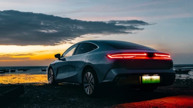 Geely Galaxy E8 - Sedan điện hạng sang của hãng xe vừa vào Việt Nam ra mắt, giá quy đổi từ hơn 600 triệu đồng 385274