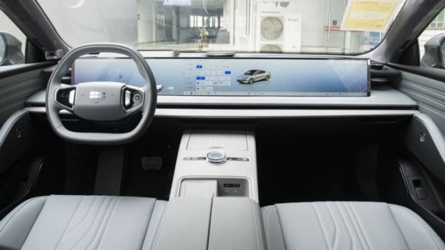 Geely Galaxy E8 - Sedan điện hạng sang của hãng xe vừa vào Việt Nam ra mắt, giá quy đổi từ hơn 600 triệu đồng 385275