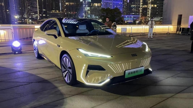 Geely Galaxy E8 - Sedan điện hạng sang của hãng xe vừa vào Việt Nam ra mắt, giá quy đổi từ hơn 600 triệu đồng 385276