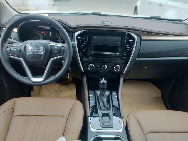 SUV đối thủ của Ford Everest giảm giá