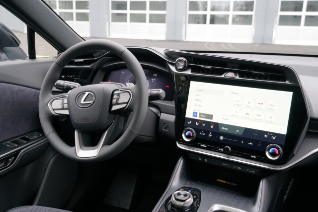 SUV điện Lexus RZ có thể sắp về Việt Nam: Ngang cỡ Mercedes-Benz EQE, tầm vận hành 450 km 398758
