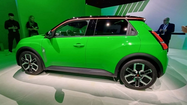Renault 5 E-Tech 2024 trình làng: Mẫu ô tô điện rẻ hơn cả xe Trung Quốc 413956
