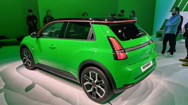 Renault 5 E-Tech 2024 trình làng: Mẫu ô tô điện rẻ hơn cả xe Trung Quốc 413957