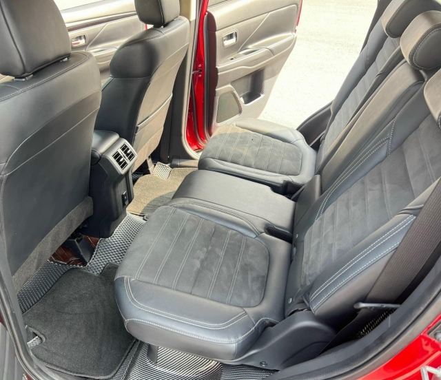 Sử dụng 2 năm, SUV 7 chỗ Mitsubishi Outlander chạy lướt bán lại với giá khó tin 421206