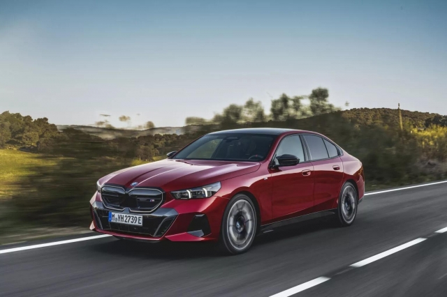2024-BMW-i5-5-Series-17-1536x102