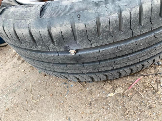 Nữ tài xế VinFast Fadil gây sốt khi tự thay lốp xe: Phải nhờ người thân hướng dẫn nhưng tiết kiệm 1 triệu đồng 455080