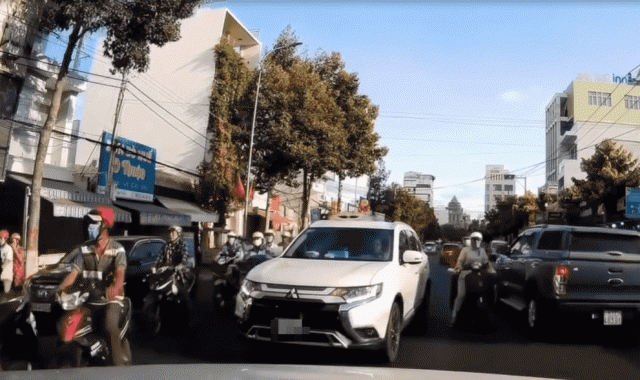 Cố tình lấn làn, tài xế Mitsubishi Outlander mất gấp 10 lần thời gian chờ đèn 456326