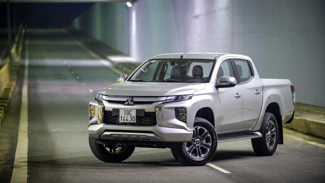 Toyota Hilux vươn lên mạnh mẽ, Ford Ranger vẫn là 'ông hoàng bán tải' 479835