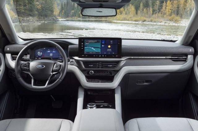 2025-ford-explorer-platinum-102