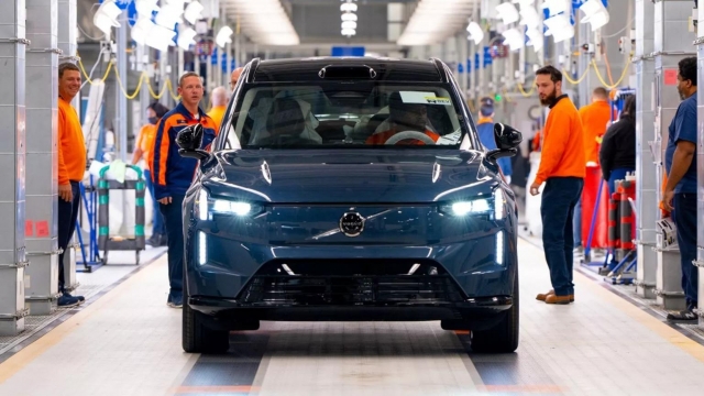 Volvo âm thầm tăng giá SUV điện EX90, cắt bớt loạt tính năng an toàn 511724