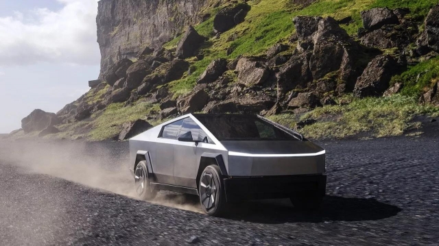 Tesla-Cybertruck-2025-1280-51781