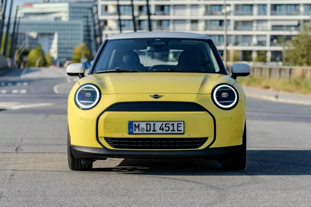 Mini-Cooper-E-Classic-35-2048x13