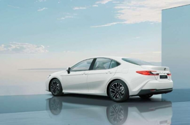 Toyota Camry 2025 cập bến Đông Nam Á: Chỉ có phiên bản hybrid, 'ăn xăng' 5,1 lít/100 km 520349
