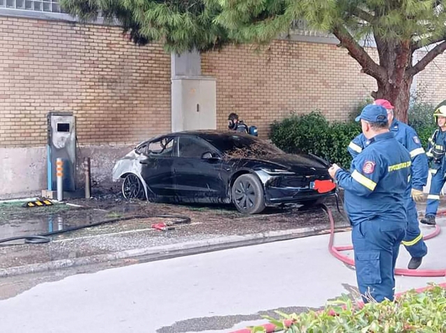 Tesla-Model-3-Fire-Greece-1-2048 (1)