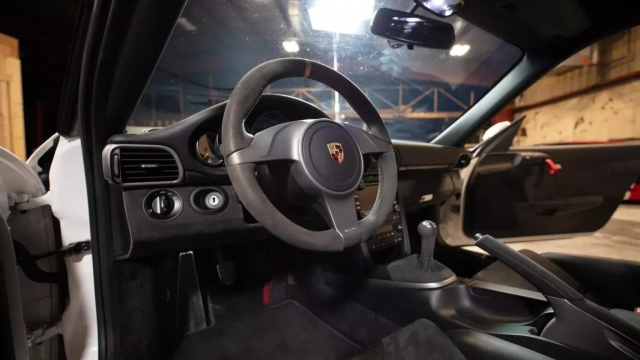 Sau 14 năm lăn bánh, Porsche 997 GT3 RS 2010 được bán với giá cao hơn cả xe mới 575911