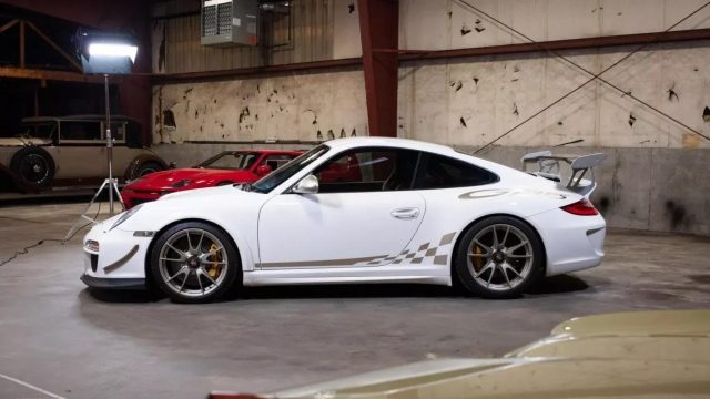 Sau 14 năm lăn bánh, Porsche 997 GT3 RS 2010 được bán với giá cao hơn cả xe mới 575910