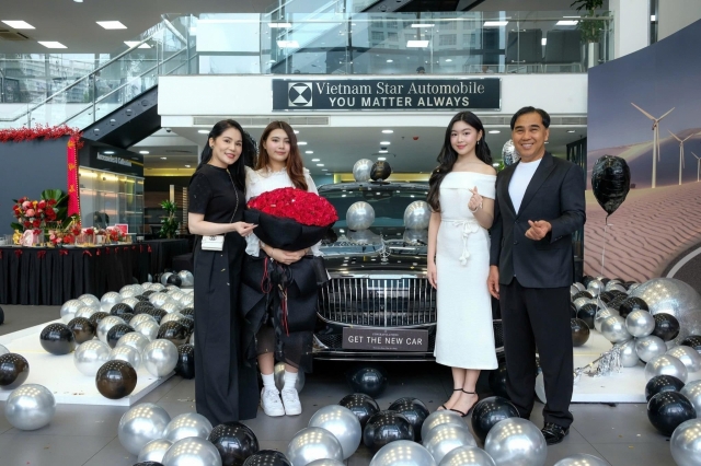 Gia đình nghệ sĩ Quyền Linh chi gần 9 tỷ đồng để tậu xe sang Mercedes-Maybach S450 4Matic 593960