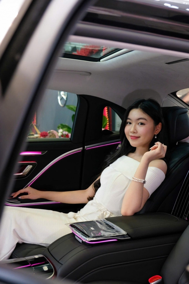 Gia đình nghệ sĩ Quyền Linh chi gần 9 tỷ đồng để tậu xe sang Mercedes-Maybach S450 4Matic 593963