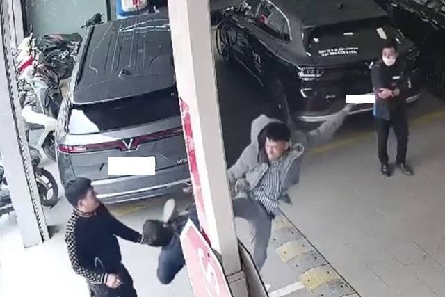Mâu thuẫn sau va chạm giao thông, chủ xe VF 5 bị tài xế bán tải đạp vào đầu gây chấn động não 594678