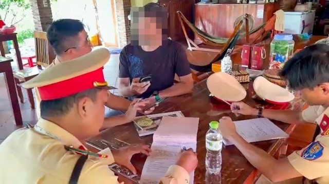 clip-nam-du-khach-di-xe-may-khon
