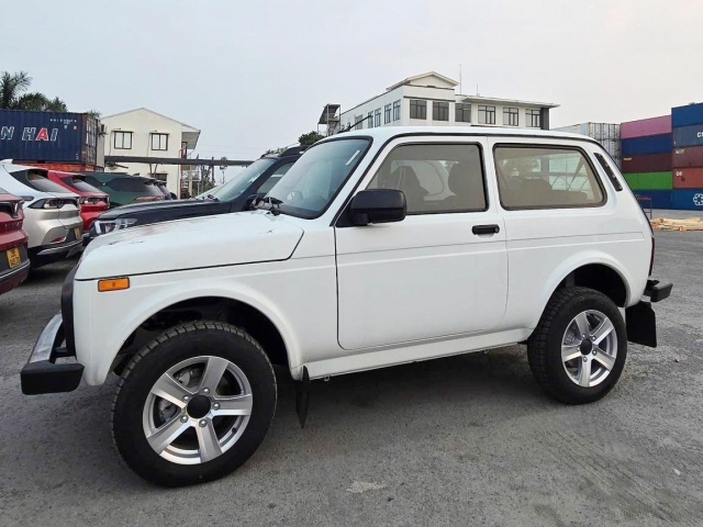 Lô xe Nga Lada đã cập cảng Việt Nam: Chuẩn bị ra mắt 4 mẫu sedan và SUV giá rẻ 633051