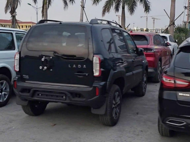 Lô xe Nga Lada đã cập cảng Việt Nam: Chuẩn bị ra mắt 4 mẫu sedan và SUV giá rẻ 633052