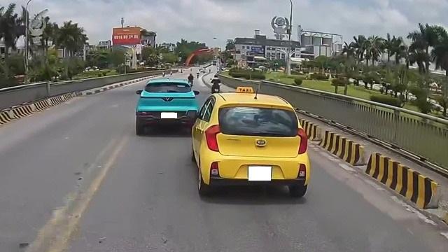 Hai xe taxi
