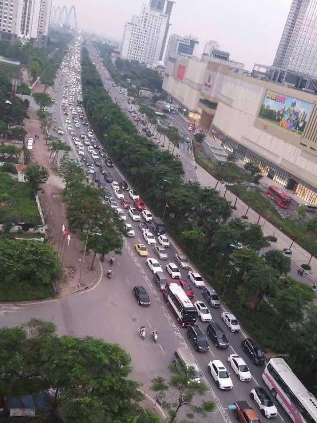 Phân làn ô tô - xe máy trên đường Phạm Văn Đồng, Võ Chí Công: Kỳ vọng giảm tắc, dân than