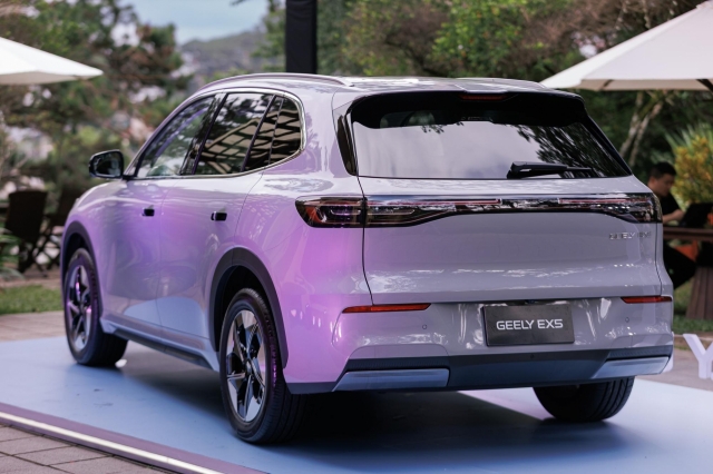 Geely EX5 3
