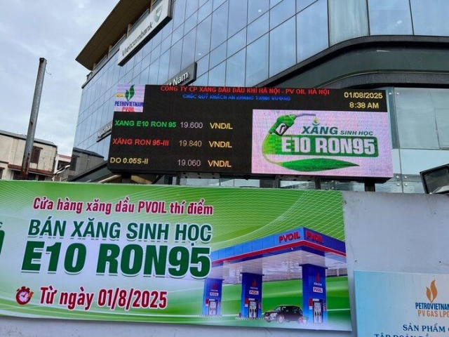Xăng E10 ngày đầu mở bán: Giá rẻ hơn RON 95, người dân bắt đầu đổ thử 676397
