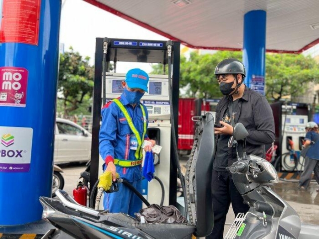 Xăng E10 ngày đầu mở bán: Giá rẻ hơn RON 95, người dân bắt đầu đổ thử 676399