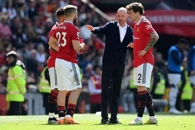 ten-hag-lindelof-mu-1686388133.jpg