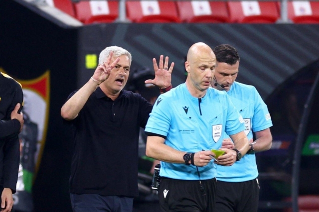 mourinho-pen-1685567165.jpg