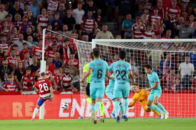 VAR không cứu phút cuối, Barca hụt hơi trước Real Madrid ở La Liga 338569