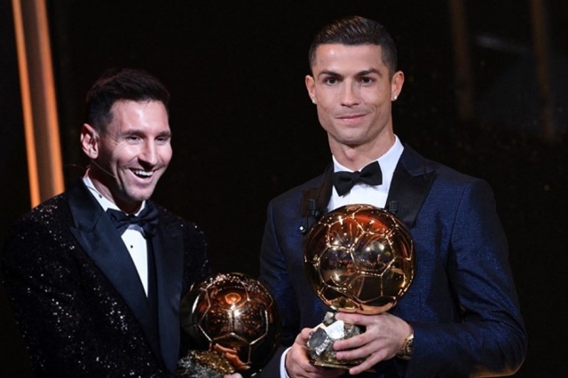 ronaldo-messi-kopa-qua-bong-vang-1699192166.jpg