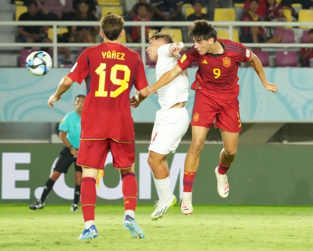 Bước ngoặt thẻ đỏ, U17 Tây Ban Nha thắng dễ trận mở màn World Cup 354770