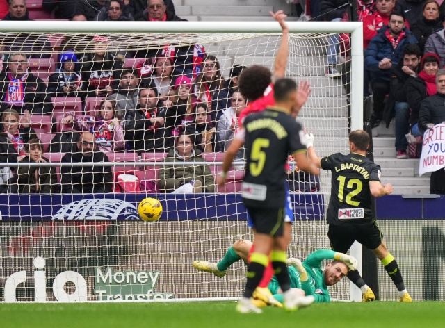 Atletico thắng nhọc đội chót bảng để vượt Barca ở La Liga 370833