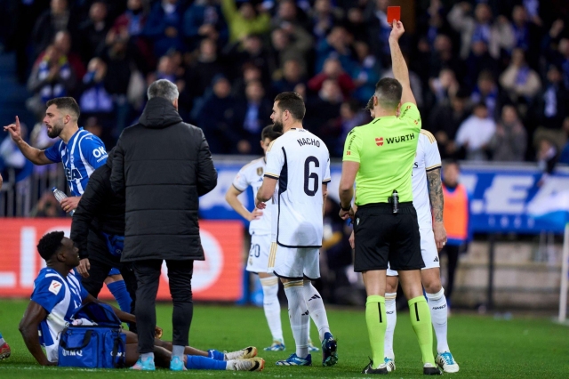 Real Madrid thắng chỉ với 10 người để leo lên đầu bảng La Liga 377100