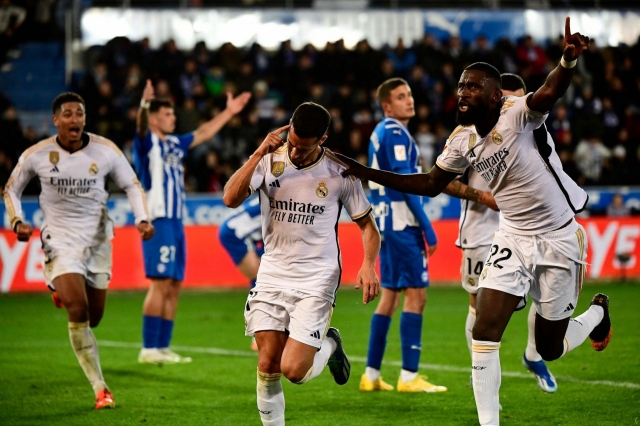 Real Madrid thắng chỉ với 10 người để leo lên đầu bảng La Liga 377101