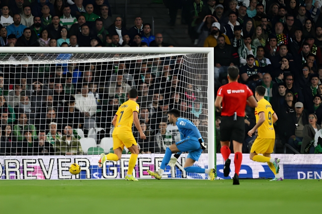 Torres lập hat-trick, Barca ngược dòng trận cầu 6 bàn trước Real Betis 394760