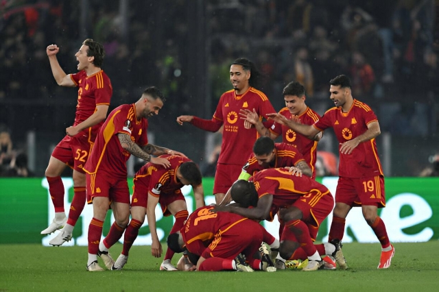 Thi đấu thiếu người, Roma vẫn có vé vào bán kết Europa League 446470