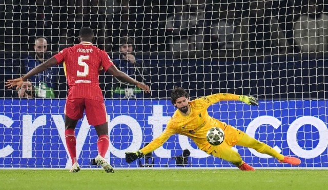 Alisson 'quay chong chóng' cứu thua cho Liverpool trước PSG 600896