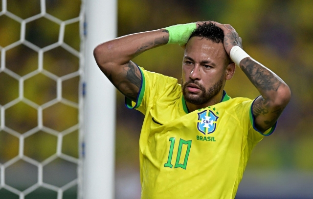 Neymar lại chấn thương, khóc nghẹn khi rời sân 621656