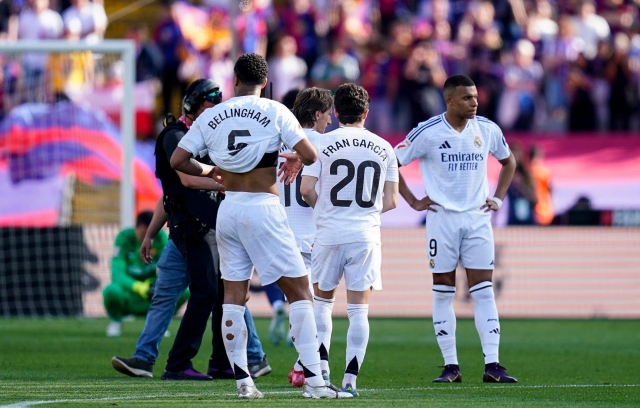 Trọng tài bỏ qua 3 lỗi cho Real trước Barca? 633306