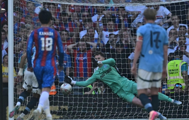Cựu sao MU thăng hoa, một tay hạ Man City tại chung kết FA Cup 636328