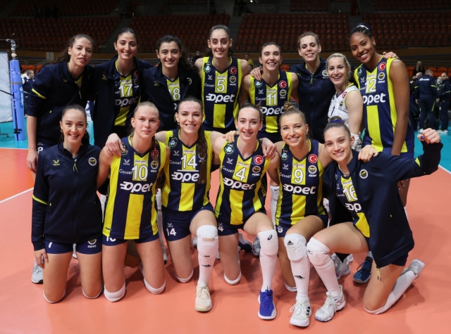 NHM của Fenerbahce bất ngờ bị cấm vào sân: Lí do là sự có mặt sao bóng chuyền Nga? 212085