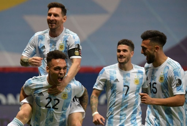 Argentina sớm có bàn dẫn trước nhờ công của Martinez