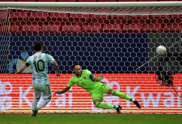 Argentina giành chiến thắng kịch tính trên chấm 11m